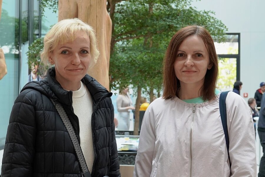 Ukrainehilfe in Zwickau: Bessere Vernetzung nötig - Nataliia Belska (links) und Valentyna Koskova möchten in Zwickau bleiben und Arbeit finden. Doch erst einmal steht den Frauen der Gang zu Behörden bevor. 