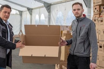 Ukrainehilfe: Spendenauftakt mit Benefizaktion - Nehmen an der Reichenbacher Straße in Mylau mit weiteren Freiwilligen Spenden für die Menschen in der Ukraine an: Andreas Kliche (links) und Gregor Steps.