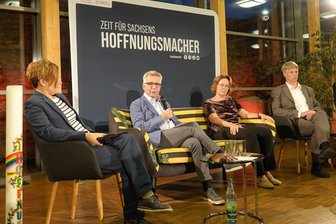 Ukrainekrieg ist Thema beim „Sachsensofa“: Debatte um Frieden bleibt ohne Lösung - Maxi Konang (l.), die zusammen mit Daniel Heinze (nicht im Bild) den Abend moderierte, löcherte die Gäste auf dem Sachsensofa mit den Besucherfragen: Ex-Bundesverteidigungsminister Thomas de Maizière, Professorin Beate Mitzscherlich und Stephan Bickhardt, Pfarrer und DDR-Bürgerrechtler (von links).