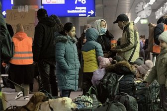 Ukrainer auf der Flucht: Wenn die Kinder schlafen, dann weine ich - Ankunft am Berliner Hauptbahnhof: Die Anzahl von Kriegsflüchtlingen aus der Ukraine steigt sprunghaft an.