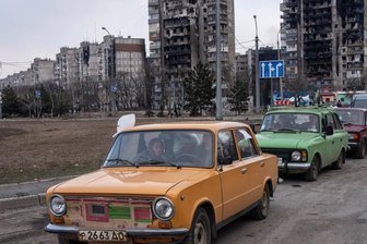 Ukrainer hoffen auf baldige Rückkehr - Flucht aus dem Kriegsgebiet: Vielerorts wie hier in Mariupol verließen Auto-Schlangen die umkämpften ukrainischen Städte über eingerichtete humanitäre Korridore.