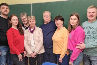 Ukrainer in Lichtentanne: „Der Kopf bleibt immer in der Heimat“ - Die Gruppe Ukrainer, die in Lichtentanne ein neues Domizil gefunden hat, sowie Dolmetscherin Birgit Petrik und die Leiterin der Ukrainehilfe, Elke Schier (2. und 3. v.l.)