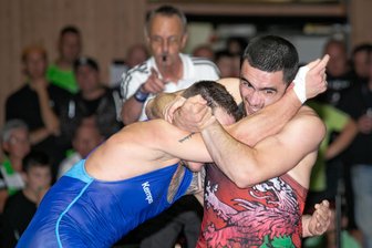 Ukrainer ringt Ungeschlagenen nieder: Erster Heimkampf, erstmals Held - Wenn Heorhii Karakash schnürt, bleibt wenig Luft. Dies musste der ehemalige Gelenauer Michal Novak (l.) erfahren. Der bislang ungeschlagene Tscheche fand sich gegen den Ukrainer auf Schultern wieder.