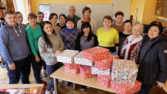 Ukrainer unterstützen "Licht im Osten" - Weihnachtspäckchen für die Aktion "Licht im Osten" haben diese ukrainische Flüchtlinge mit zu ihrem Deutschunterricht gebracht.