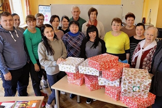 Ukrainer unterstützen "Licht im Osten" - Weihnachtspäckchen für die Aktion "Licht im Osten" haben diese ukrainische Flüchtlinge mit zu ihrem Deutschunterricht gebracht.