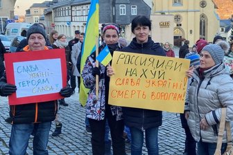 Ukrainerin aus dem Erzgebirge: "Ich würde auch kämpfen" - Valentyna Kreil aus Bärenstein (2. von rechts) war am Sonntag mit ihrer Tochter und Freunden, die ebenfalls aus der Ukraine stammen, nach Stollberg zur Friedenskundgebung gekommen, wo die gebürtige Lembergerin auch zu den Teilnehmern sprach.