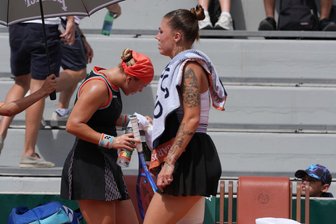Ukrainerin gegen Russin: Wenn Politik den Sport überlagert - Beim Tennismatch der Russin Diana Schnaider (l) gegen die Ukrainerin Oleksandra Olijnykowa ging es um mehr als nur Sport.