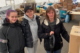 Ukrainerin packt in Mylau Pakete für die Ukraine - Drei Frauen sortieren und verpacken Spenden in der Annahmestelle im Gewerbepark an der Reichenbacher Straße in Mylau. Seit kurzem hilft Marina Zavalko (Mitte) dabei Josephine Gebler (links) und Ramona Konrad: "Wer mithelfen möchte, kann gerne vorbeischauen. Wir sind täglich da."