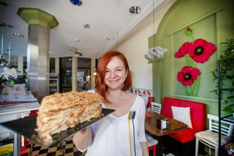 Ukrainerinnen im Vogtland: „Sich vom Bürgergeld freizuschwimmen, ist schwer“ - Olga Kharchenko betreibt das ukrainisches Restaurant U-Mohn in der Plauener Herrenstraße.