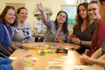 Ukrainerinnen in Lichtenstein: Integration auf die fröhliche Art - Integrationsberaterin Nicole Schulze vom Verein Lebenshaus (Mitte) organisiert die Treffen. Es kommen vor allem Ukrainerinnen.