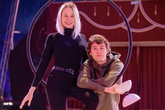 Ukrainische Akrobaten finden im Plauener Weihnachtszirkus Zuflucht - Anna Artemenko und Yaroslav Kucherenko in der Manege.