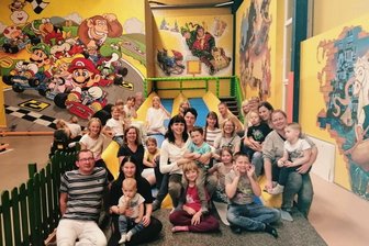 Ukrainische Familien aus Crimmitschau toben in der Meeraner "Schatzhöhle" -