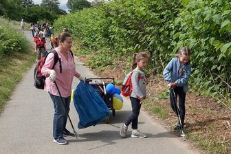 Ukrainische Flüchtlinge helfen Zwickauern beim Frühjahrsputz - Ukrainische Flüchtlinge haben sich Dienstagnachmittag am Frühjahrsputz des Mehrgenerationenhauses vom SOS-Kinderdorf Sachsen beteiligt und an Radwegen sowie Straßen Müll eingesammelt.