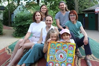 Ukrainische Kinder brauchen Hilfe beim Deutsch lernen - Susanne Hartzsch-Trauer (rechts) will bei der Organisation der Ferienkurse für ukrainische Kinder helfen. Zu den Initiatoren gehören: Katerina Zhukowska, Julia Sivkevych, Kateryna Fedorova und Maksym Kotelnikov (v. l.). Die Mädchen Sventalana Zkukowska und Daryna Fedorova vorn freuen sich darauf, die deutsche Sprache zu lernen.