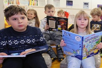 Ukrainische Kinderbücher in Bibliothek -