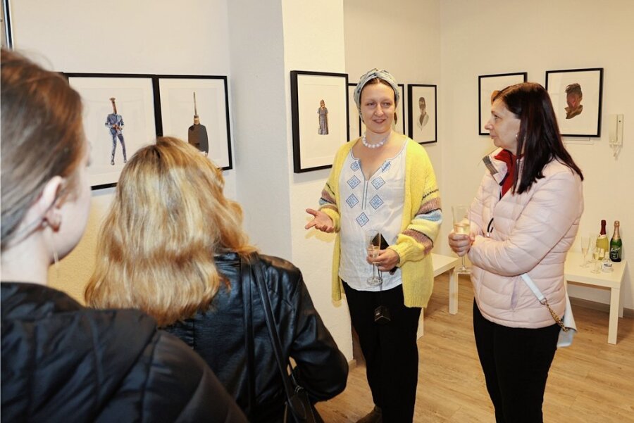 Ukrainische Künstlerin blickt in Zwickauer Remote-Galery in die Seelen der Menschen - Anna Kostiuk (2. von rechts) hatte in ihrer Ausstellung in Zwickau viel zu erklären. 