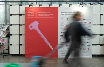 Ein Plakat mit dem Logo der Dok Leipzig 2022 im Organisationsbüro der Veranstaltung. Das internationale Festival für Dokumentar- und Animationsfilm findet noch bis Sonntag statt. 