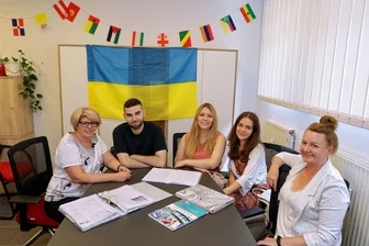 Ukrainische Speisen zum Freundschaftspicknick - Von links: Svitlana, Eldar, Lidiia, Ivanna und Tetiana laden zum Freundschaftspicknick ein.