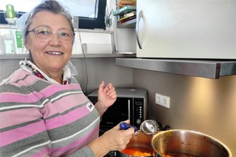 Ukrainischer Borschtsch trifft Thüringer Rostbratwurst - In der DRK-Begegnungsstätte schwingt Elena den Kochlöffel und sagt, was zu tun ist. Dabei lernen alle ein paar Wörter in der jeweiligen Landessprache. Hier wird die Suppe vom großen Topf in servierfreundliches Kochgeschirr umgefüllt.