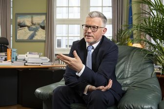 "Meine Tage gehen im Moment rund um die Uhr und sind kaum zu planen, alles ändert sich ständig", sagt Andrij Melnyk, Botschafter der Ukraine in Deutschland während eines Interviews in seinem Büro in Berlin.