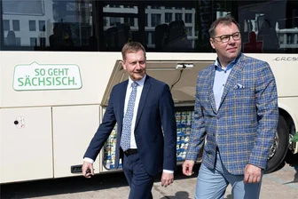 Ukrainischer Botschafter: Kretschmers „Ausrutscher kann ich nicht so stehen lassen“ - Der ukrainische Botschafter Oleksij Makejew (r.) bei der Übergabe eines betagten Omnibusses durch Sachsens Regierungschef Michael Kretschmer (CDU) in Dresden.