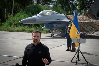 Ukrainischer Kampfjet abgestürzt - Piloten tot - Die Ukraine hat zwar aus den USA F-16-Bomber - wie auf dem Bild zu sehen - erhalten, nutzt aber weiterhin auch sowjetische Kampfbomber wie die Su-24 zur Abwehr russischer Attacken. (Symbolbild/Archiv)
