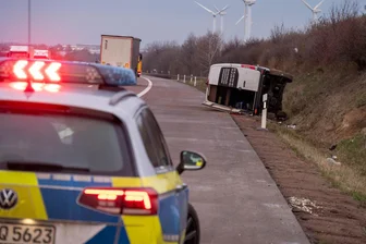 Ukrainischer Kleinbus kippt auf der A 14 bei Döbeln um - Auf der A 14 bei Döbeln ist Kleinbus umgekippt.