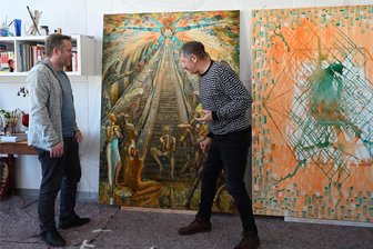 Ukrainischer Künstler in Zwickau: Sein Gemälde „Make Europe Great Again“ enthält eine klare Botschaft - Joachim Jochum (links) und Oleg Mingalov vor einem der neuesten Bilder des ukrainischen Künstlers: „Make Europe Great Again" im Atelier in der Zwickauer Kulturweberei.
