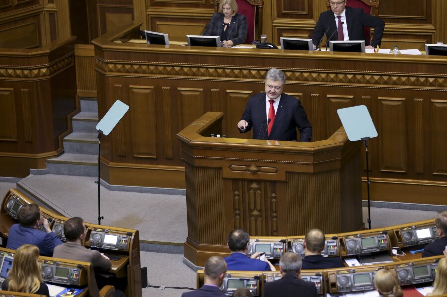 Ukrainisches Parlament billigt Poroschenkos Kriegsrecht - Petro Poroschenko (M), Präsident der Ukraine, spricht während einer Parlamentssitzung. Angesichts des Konflikts mit Russland im Asowschen Meer hat Poroschenko das Kriegsrecht verhängt.