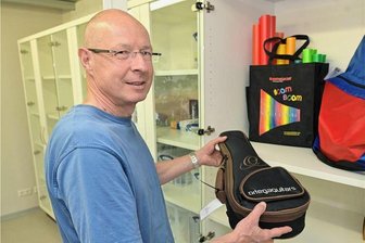 Ukulele, Riesenmikado, Fernglas: In Zwickau gibt es bald eine Bibliothek der Dinge - Ukulele gefällig? In der Stadtbibliothek Zwickau sind künftig neben Büchern auch andere Dinge ausleihbar, wie Frank Körner, Leiter der Bibliothek, zeigt.