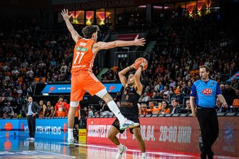 Ulm zwei Nummern zu groß: Niners Chemnitz werden im Topspiel die Grenzen aufgezeigt - Symbolbild für ein ganzes Spiel: Ratiopharm Ulm (hier Ben Saraf) war für die Niners Chemnitz (hier Jacob Gilyard) am Sonntag mindestens eine Nummer zu groß.