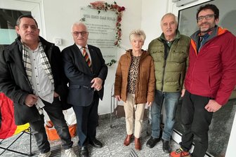 Ulrich Lupart ist wieder da: Er führt jetzt „Die Weisen“ an - Erinnern an 35 Jahre Besetzung der SED-Kreisleitung Oelsnitz. Von links: AfD-Stadtrat Frank Burkhardt, Ulrich Lupart, Ex-Vizelandrätin Brunhilde Pflug mit ihrem Mann Alfred sowie Ex-Stadtrat Frieder Jäckel (AfD, zuletzt parteilos).