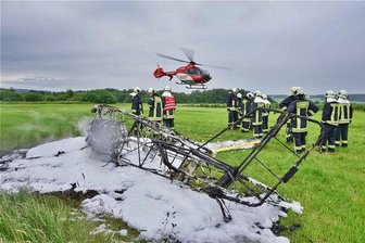 Ultraleichtflugzeug stürzt ab, Pilot rettet sich -
