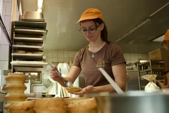 Um Abmahnung zu vermeiden: Vogtländische Konditorin tauft ihren Dubai-Baumkuchen um - Isabel Ludwig bereitet die Füllung für den Baumkuchen Dubaier Art vor.