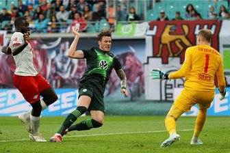 Um den Ausgleich gebettelt - Torwart Peter Gulacsi und Dayot Upamecano können den 1:1 Ausgleich durch Wolfsburgs Wout Weghorst nicht verhindern.