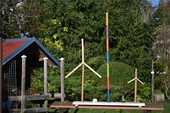 Um die Dimension zu zeigen: Ehemaliger CDU-Stadtrat baut geplantes Altenhainer Windrad als Modell - Das Modell von Jürgen Leistner zeigt links das 250 Meter hohe Windrad, in der Mitte die Chemnitzer Esse (302 Meter) und rechts ein kleines Windrad, wie es zwischen Waldkirchen und Börnichen steht.