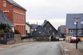 Um langfristig zu sparen: Dorf im Vogtland greift bei Straßenbeleuchtung tief in die Tasche - Entweder werden bei der Straßenbeleuchtung die Glühlampen oder der gesamte Lampenkopf gewechselt.