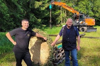 Um Windpark zu verhindern: Schönfelser stellen Storchennester auf - Chris Stegert (links) und Max Einenkel gehören zu den Organisatoren der vier errichteten Storchenmaste.