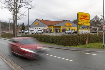 Umbau an B 95: Netto-Markt im Erzgebirge soll deutlich größer werden - Der Netto-Markt in Ehrenfriedersdorf soll deutlich größer werden. Bauarbeiten dafür sind bereits im Gang und werden bis ins Jahr 2025 hinein dauern.