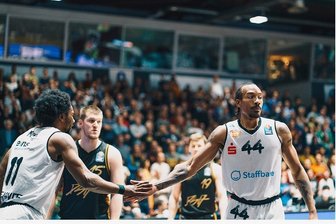 Umbau bei den Niners Chemnitz geht weiter: Auch Darion Atkins geht - Darion Atkins (rechts) war der effektivste Spieler der Niners Chemnitz in der vergangenen Bundesligasaison. Er verlässt den Verein ebenso wie der Kanadier Isiaha Mike (links).