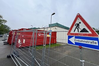 Umbau des Baikal-Centers Zwickau-Neuplanitz: Wird die Versorgungslücke eher geschlossen? - Bauzäune und Container für Bauschutt im Baikal-Center Neuplanitz, das saniert wird.