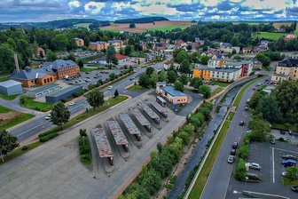 Umbau des Busbahnhofs Rodewisch jetzt für 2022 im Plan - Der Busbahnhof Rodewisch gilt neben Plauen als das Drehkreuz für Personennahverkehr im Vogtland. Den Passagieren präsentiert er sich wie im Jahr 1985, als die Umsteigestelle errichtet wurde. Jetzt wird der Umbau für 2022 in Aussicht gestellt: aus den sechs Bussteigen sollen acht werden, alle zeitgemäß überdacht.
