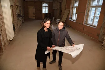 Umbau des früheren Postgebäudes in Bad Elster: Warum das schönste Detail nicht realisiert werden kann - Hier könnte eine Arztpraxis einziehen: Mirjam Knopp und ihr Sohn Moritz in der ehemaligen Schalterhalle des Post-Gebäudes.