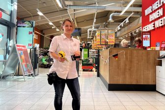 Umbau des Reichenbacher Kauflands ist abgeschlossen – Das ändert sich jetzt für die Kunden - Marktleiterin Doreen Kraus vor dem Eingangsbereich des Reichenbacher Kauflands. Seit der Markt umgebaut wurde, ist der Infotresen hinter ihr auf der rechten Seite. Früher war er links.