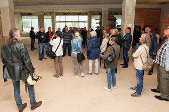 Umbau des Schocken-Kaufhauses in Crimmitschau noch bis Mitte 2023 - Das ehemalige Schocken-Kaufhaus in Crimmitschau war am Sonntagvormittag der Anziehungspunkt zahlloser Schaulustiger.