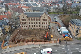 Umbau des Zwickauer Amtsgerichtes: Rohbau soll im Sommer 2025 fertig sein - An der Baustelle am Amtsgericht werden ab Mitte August die Fundamente für den Anbau gegossen.