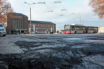 Umbau des Zwickauer Bahnhofsvorplatzes: Projekt kommt Jahre zu spät - Nicht nur mit Blick auf den Straßenbelag herrscht beim Bahnhofsvorplatz Handlungsbedarf.