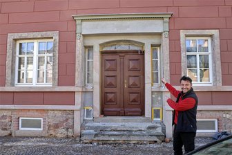 Umbau eines historischen Schulgebäudes in Lichtenstein: Schandfleck wird wieder zum Kleinod - Nico Scheffler vor der alten Haustür des Gebäudes Paul-Zierold-Straße 14: Die Sanierung läuft noch, auch die Inschrift „Bürgerschule“ soll wieder über dem früheren Eingang prangen. Dieser bleibt allerdings verschlossen. Hinter der Tür ist künftig eine Wand, zugänglich ist das Gebäude nur von der Rückseite.