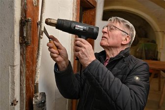Umbau im Braugewölbe Penig: Wann wird Peniger Bier wieder in der Stadt gebraut? - Der Umbau im Braugewölbe Penig hat begonnen: Thomas Eulenberger vom Brauverein legt selbst Hand an und entfernt alte Farbe an einem Türrahmen.