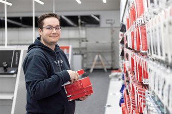 Umbau im Erzgebirgscenter Annaberg: Medimax wird für 250.000 Euro modernisiert - Beim Umbau der Annaberger Medimax-Filiale ist die letzte Etappe im Gang. Der stellvertretende Marktleiter Tim Prell und seine Kollegen befüllen den Markt wieder mit Ware.
